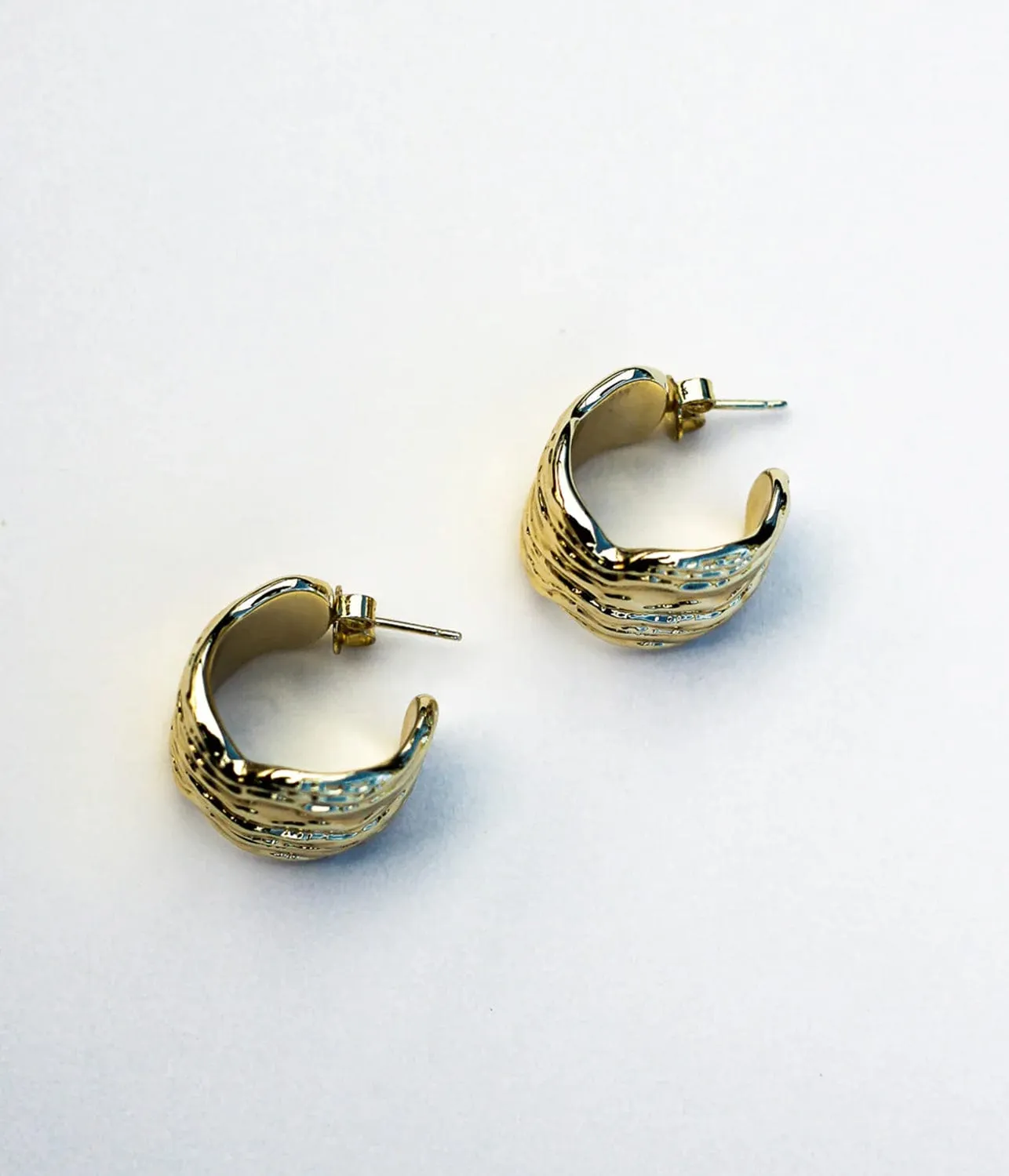 OYSTER SHELL LARGE HOOP EARRINGS- GOLD